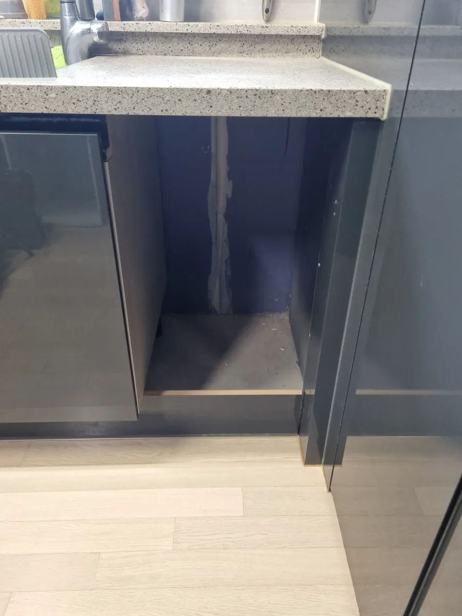 쌀통을 철거한 주방 하부 빈 공간 작업 전