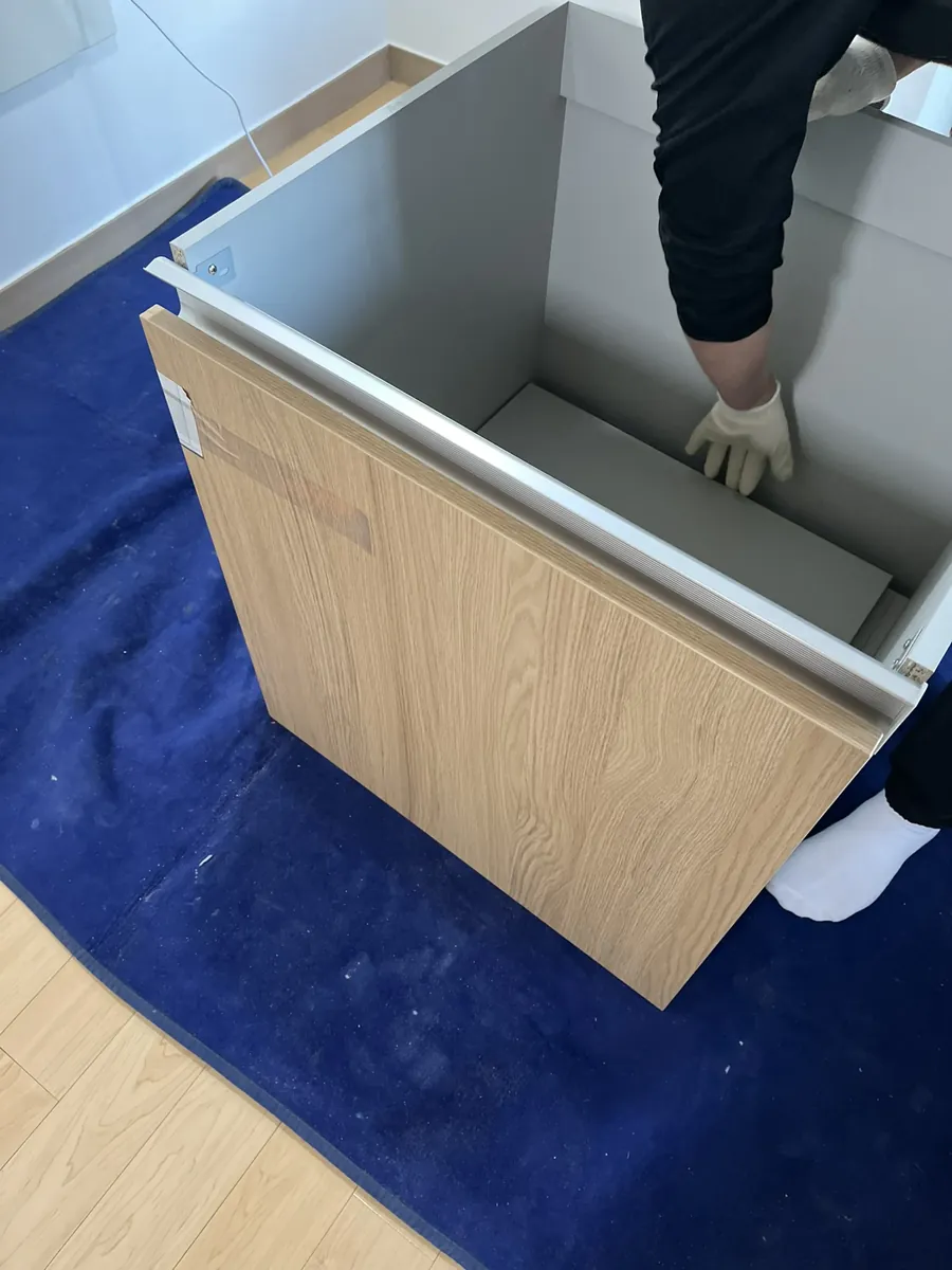 현장 조립 중인 주방 수납장 몸체